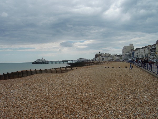 Pier a pláž v Eastbourne