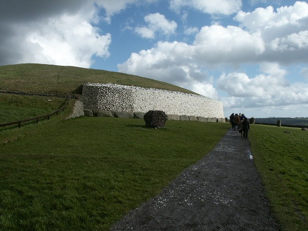 Newgrange - postaveno 3200 let p. Kr.