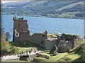 Jezero Loch Ness v pozad hradu

