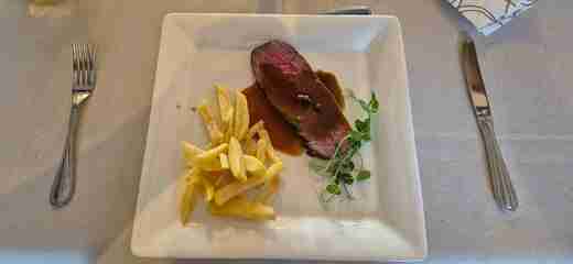 12 PÁ - Steak s pepřovou omáčkou, hranolky, salát.jpg