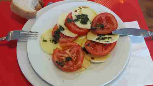 21 Salát Caprese