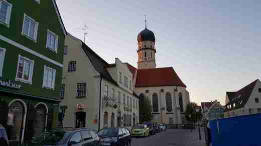 07 Schongau - před kostelem náš hotel