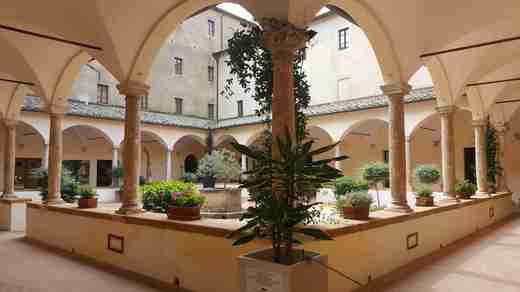13 Atrium paláce Piccolomini