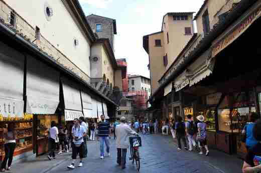 26 Na mostě Ponte Vechio