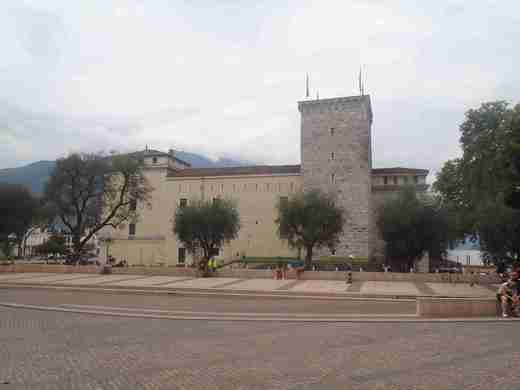 12 Hrad La Rocca v Rivě