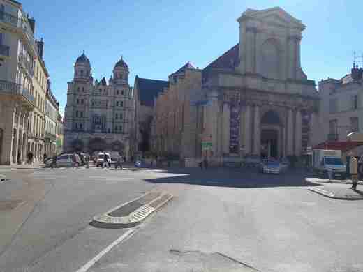 10 Ve předu La Nef a vzadu St. Michel